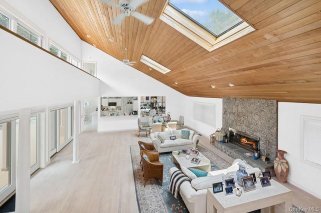 61 Hidden Cove Court, Southampton, NY 11968