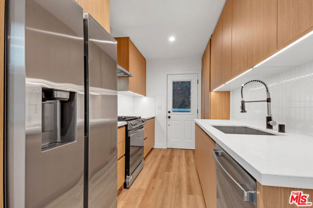 950 Havenhurst Drive 3, West Hollywood, CA 90046