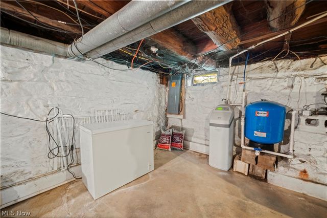 9669 Tallmadge Road, Diamond, OH 44412