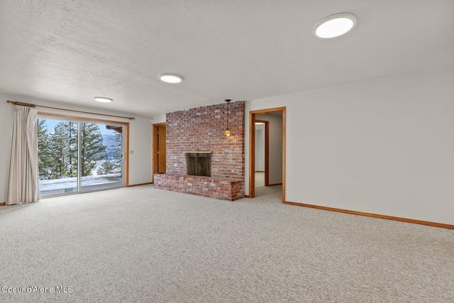 5977 E McMahon Rd, Hayden, ID 83835