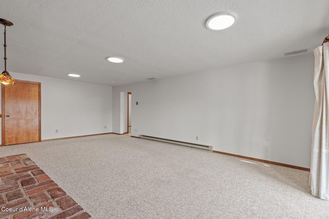 5977 E McMahon Rd, Hayden, ID 83835