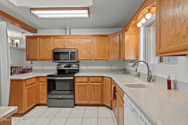 5977 E McMahon Rd, Hayden, ID 83835