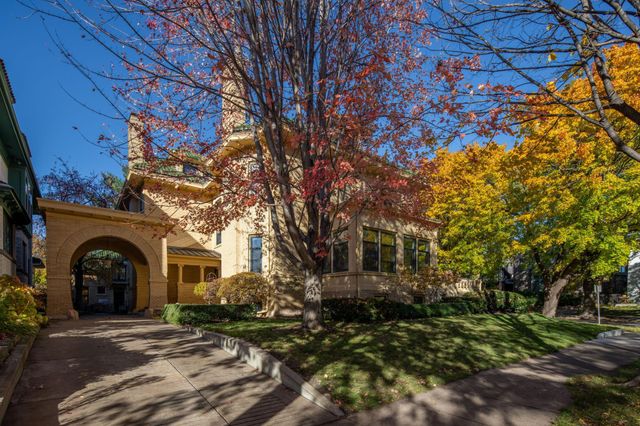 1005 Mount Curve Avenue, Minneapolis, MN 55403