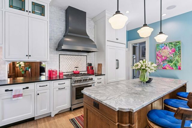 1005 Mount Curve Avenue, Minneapolis, MN 55403