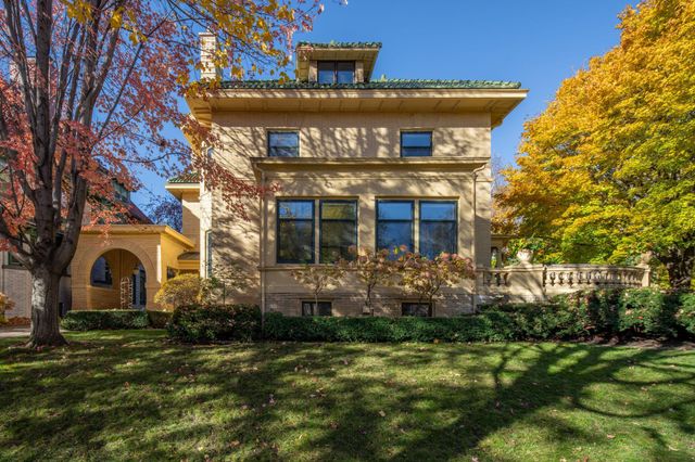 1005 Mount Curve Avenue, Minneapolis, MN 55403