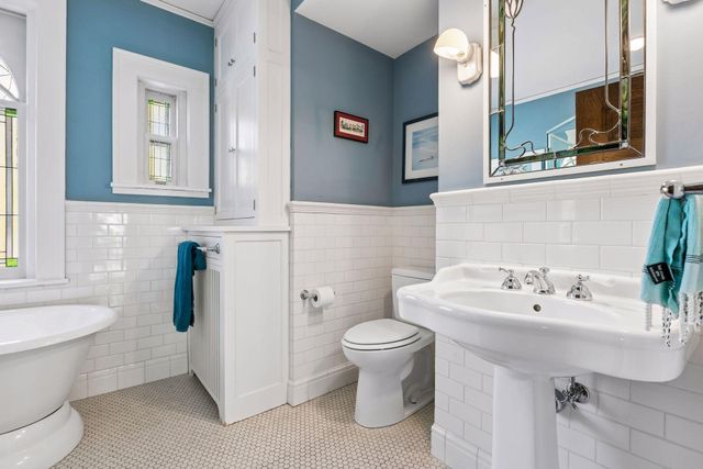 1005 Mount Curve Avenue, Minneapolis, MN 55403