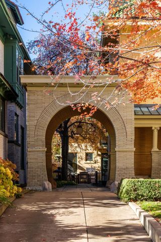 1005 Mount Curve Avenue, Minneapolis, MN 55403