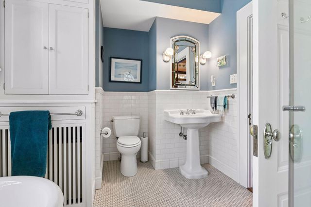 1005 Mount Curve Avenue, Minneapolis, MN 55403