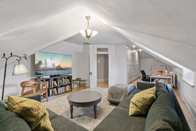 1005 Mount Curve Avenue, Minneapolis, MN 55403