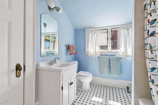 1005 Mount Curve Avenue, Minneapolis, MN 55403