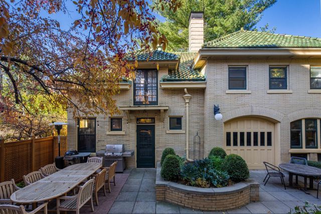 1005 Mount Curve Avenue, Minneapolis, MN 55403