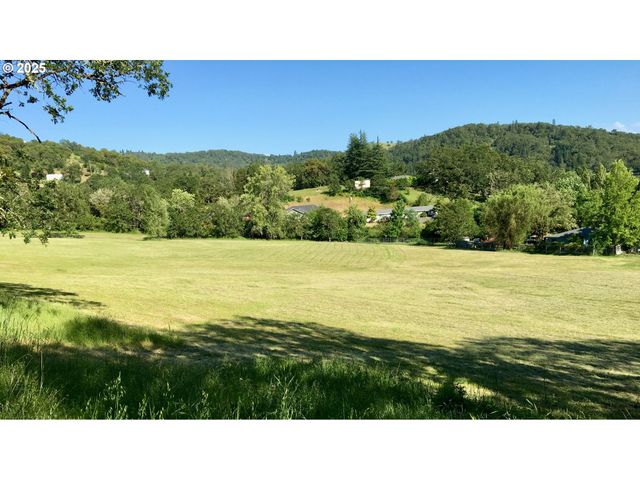 0 Ne EDENBOWER Blvd 1, Roseburg, OR 97470