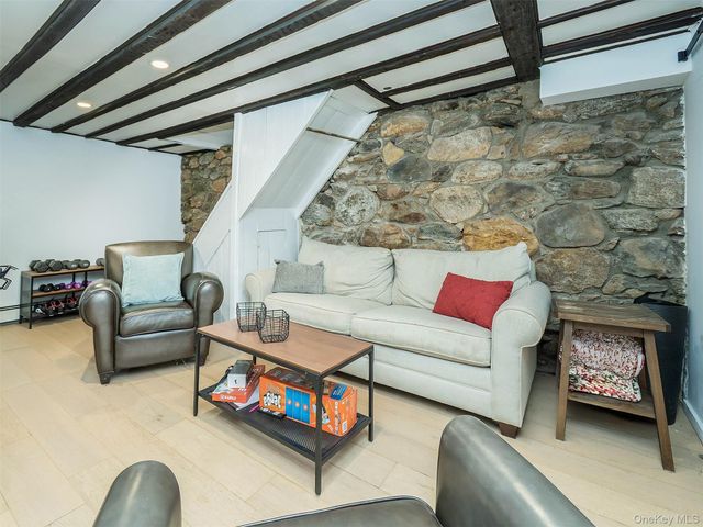 150 Main Street, Roslyn, NY 11576