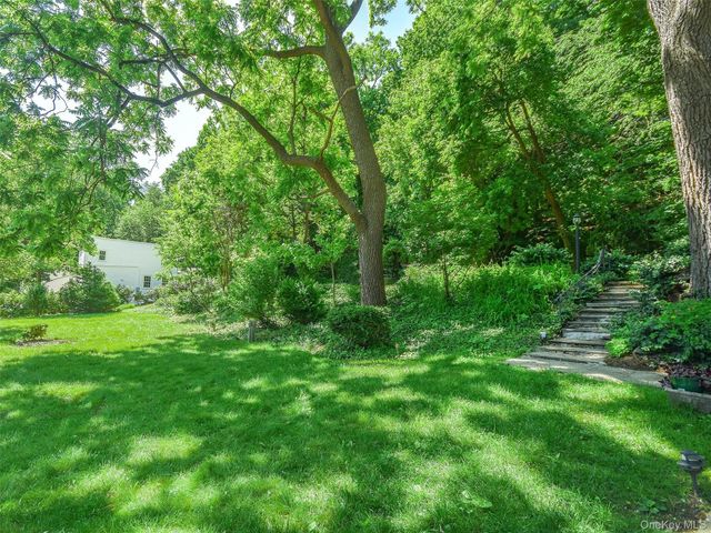 150 Main Street, Roslyn, NY 11576