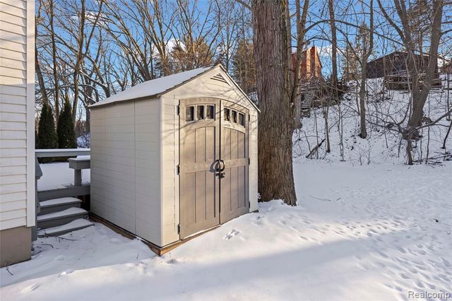 8872 Lagoon Drive, Brighton, MI 48116