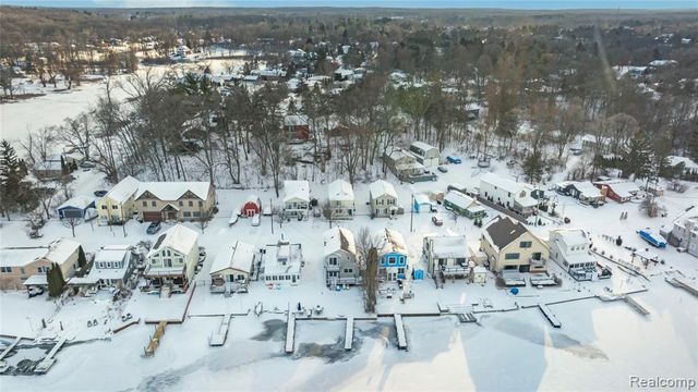 8872 Lagoon Drive, Brighton, MI 48116