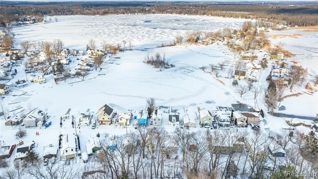 8872 Lagoon Drive, Brighton, MI 48116