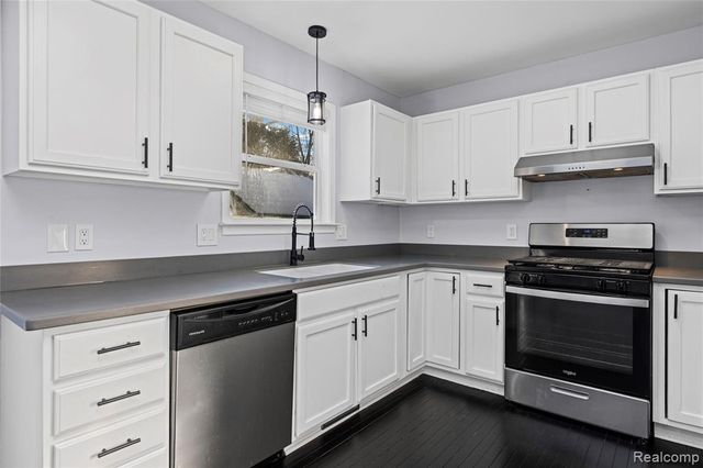 8872 Lagoon Drive, Brighton, MI 48116