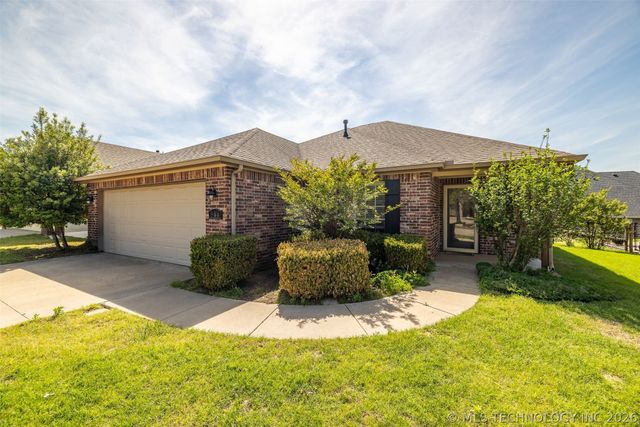 566 S 22nd Place, Collinsville, OK 74021