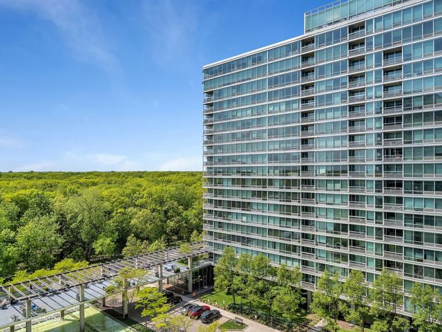 9715 WOODS Drive 402, Skokie, IL 60077