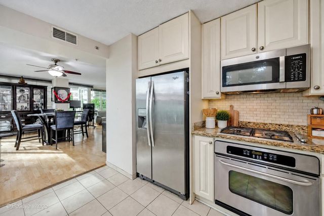 9715 WOODS Drive 402, Skokie, IL 60077
