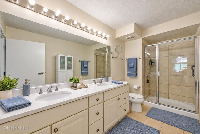 9715 WOODS Drive 402, Skokie, IL 60077