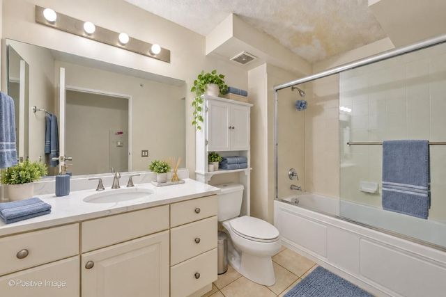 9715 WOODS Drive 402, Skokie, IL 60077