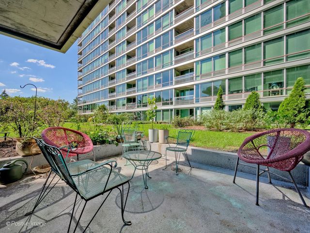 9715 WOODS Drive 402, Skokie, IL 60077