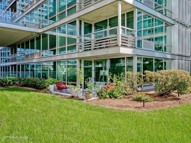 9715 WOODS Drive 402, Skokie, IL 60077
