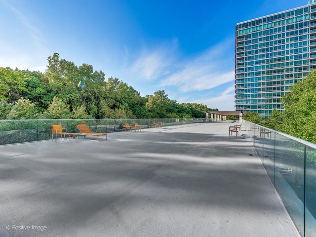 9715 WOODS Drive 402, Skokie, IL 60077