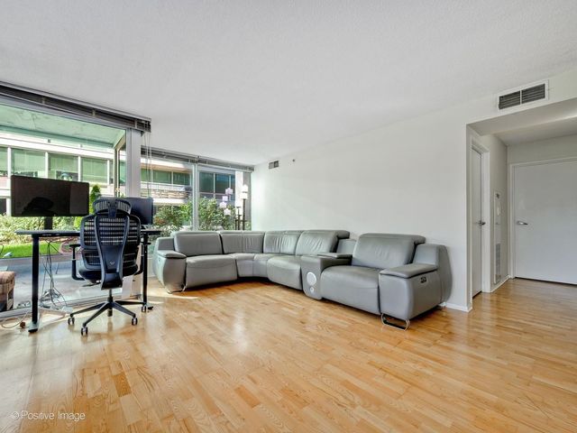9715 WOODS Drive 402, Skokie, IL 60077