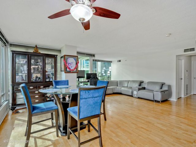 9715 WOODS Drive 402, Skokie, IL 60077