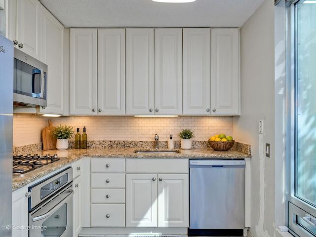9715 WOODS Drive 402, Skokie, IL 60077