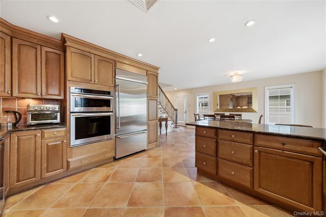 59 Park Lane, Massapequa, NY 11758