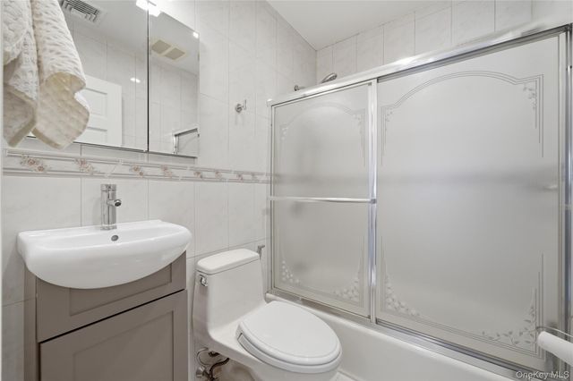 59 Park Lane, Massapequa, NY 11758