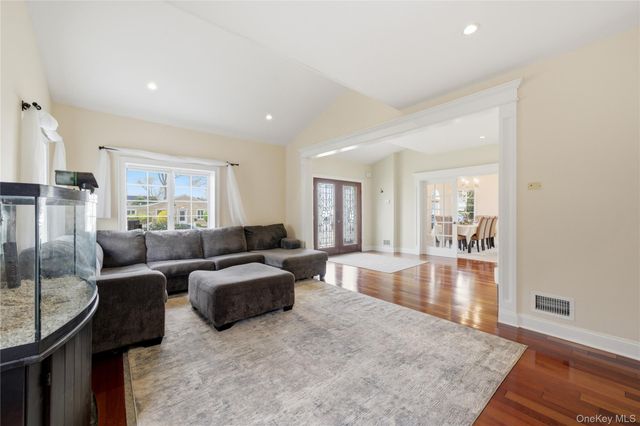 59 Park Lane, Massapequa, NY 11758