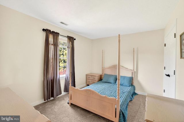 100 LONGVIEW DR, Elkton, MD 21921