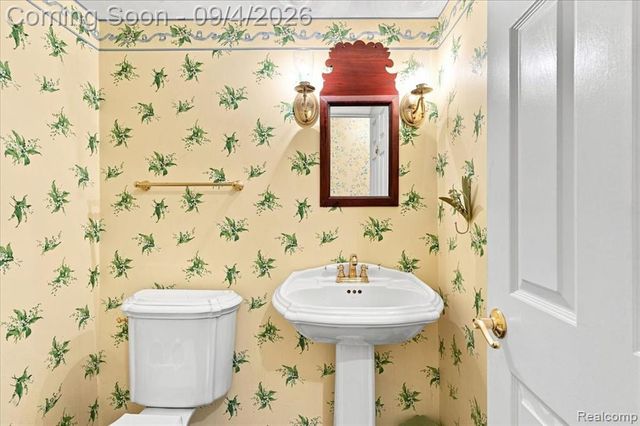 22555 Shadowglen Drive, Farmington Hills, MI 48335