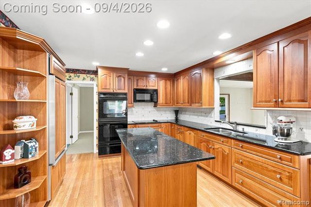 22555 Shadowglen Drive, Farmington Hills, MI 48335