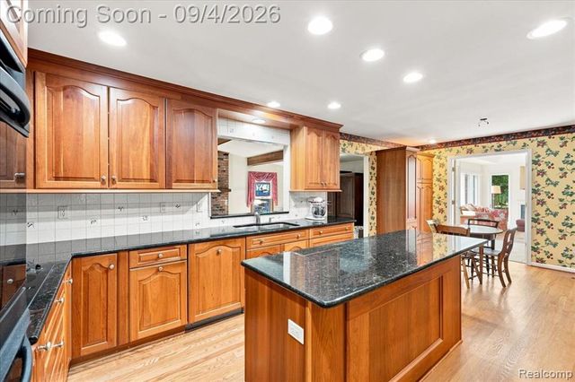 22555 Shadowglen Drive, Farmington Hills, MI 48335