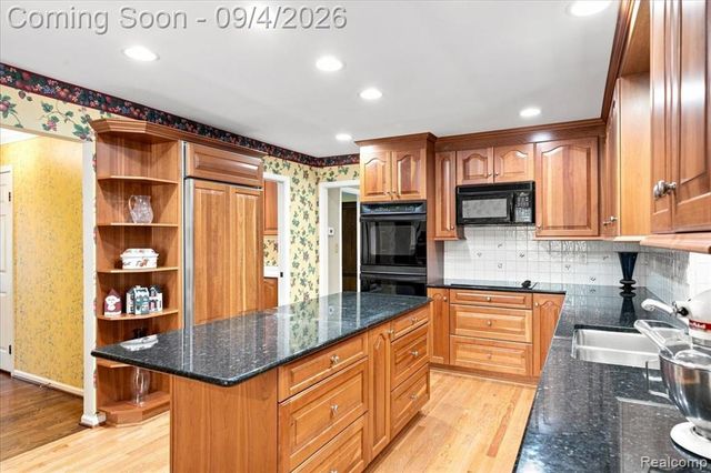 22555 Shadowglen Drive, Farmington Hills, MI 48335