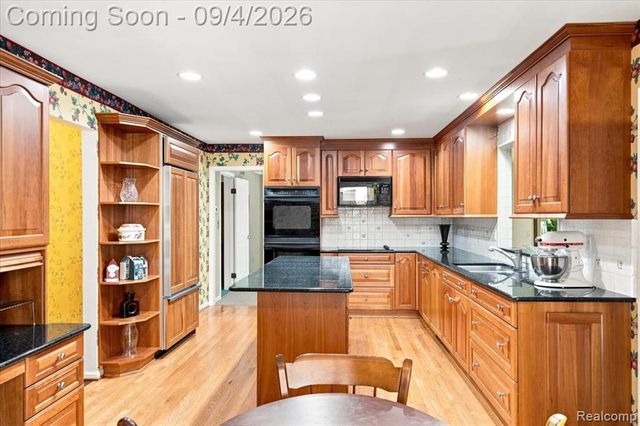 22555 Shadowglen Drive, Farmington Hills, MI 48335