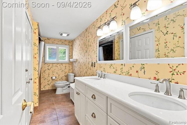 22555 Shadowglen Drive, Farmington Hills, MI 48335
