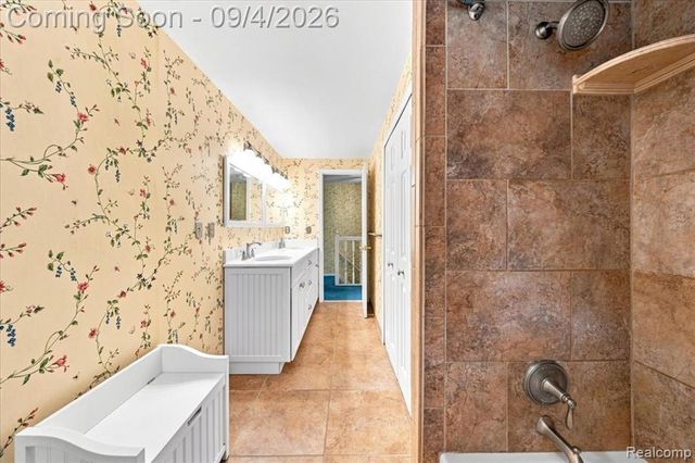 22555 Shadowglen Drive, Farmington Hills, MI 48335