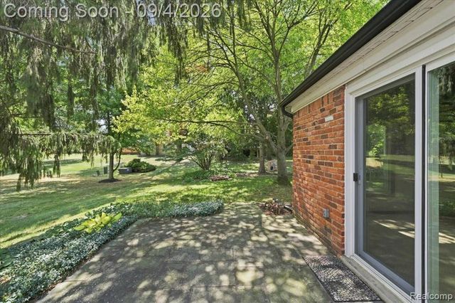 22555 Shadowglen Drive, Farmington Hills, MI 48335
