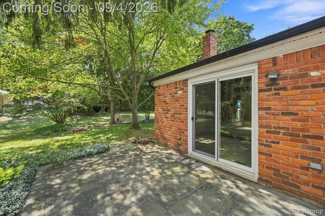 22555 Shadowglen Drive, Farmington Hills, MI 48335