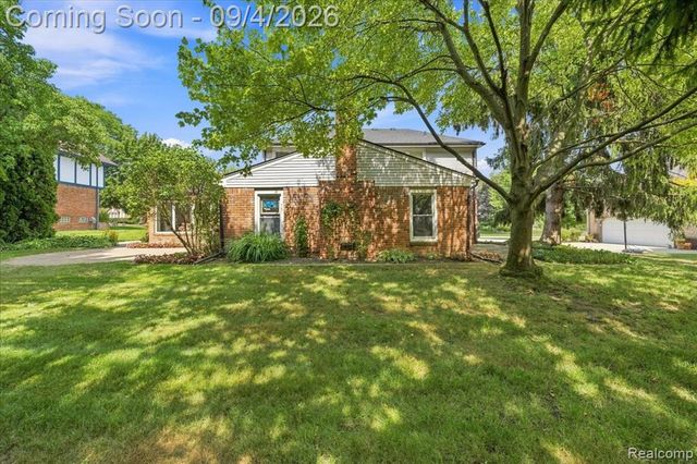 22555 Shadowglen Drive, Farmington Hills, MI 48335