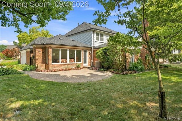 22555 Shadowglen Drive, Farmington Hills, MI 48335