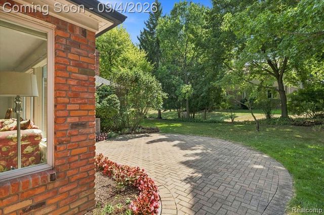 22555 Shadowglen Drive, Farmington Hills, MI 48335
