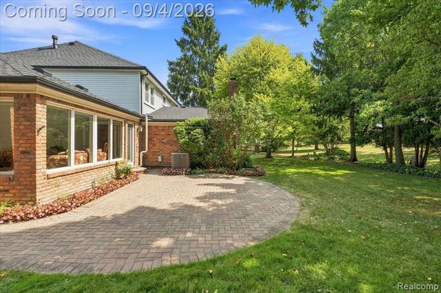 22555 Shadowglen Drive, Farmington Hills, MI 48335